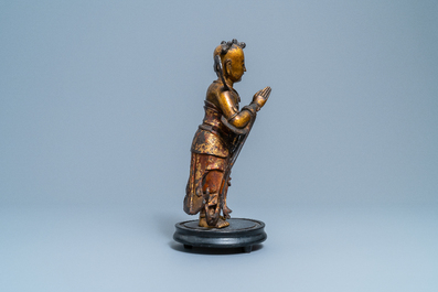 Une figure d'un servant en bronze dor&eacute; et laqu&eacute;, Chine, Ming