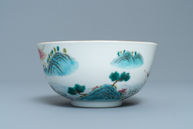 Un bol en porcelaine de Chine famille rose, marque de Qianlong, 20&egrave;me