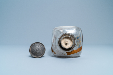 Une bouteille de marriage armori&eacute;e et dat&eacute;e 1723 en verre, Flandres ou Pays-Bas