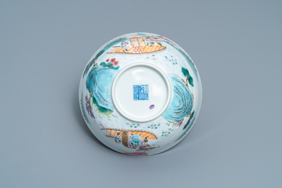 Un bol en porcelaine de Chine famille rose, marque de Qianlong, 20&egrave;me