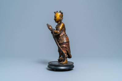 Une figure d'un servant en bronze dor&eacute; et laqu&eacute;, Chine, Ming