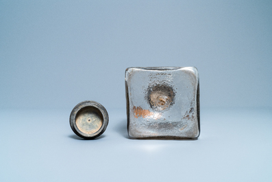 Une bouteille de marriage armori&eacute;e et dat&eacute;e 1723 en verre, Flandres ou Pays-Bas