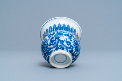 Een Chinese blauw-witte zhadou met lotusslingers, Kangxi