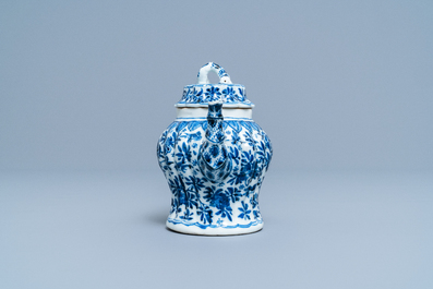 Une th&eacute;i&egrave;re couverte en porcelaine de Chine en bleu et blanc en forme de bambou, Kangxi