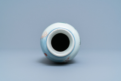 Un vase de forme rouleau en porcelaine de Chine wucai, &eacute;poque Transition