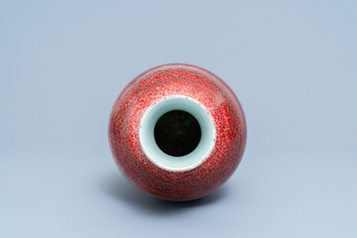 Un vase en porcelaine de Chine monochrome 'peachbloom', 18/19&egrave;me