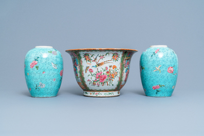 Een Chinese Canton famille rose jardini&egrave;re en een paar potten met turquoise fondkleur, 19e eeuw