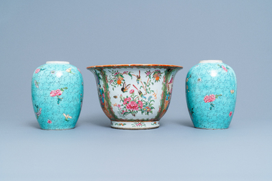 Een Chinese Canton famille rose jardini&egrave;re en een paar potten met turquoise fondkleur, 19e eeuw