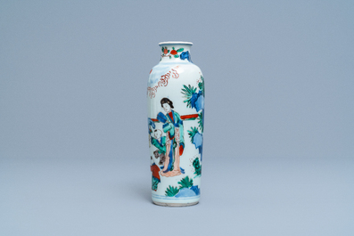 Un vase de forme rouleau en porcelaine de Chine wucai, &eacute;poque Transition