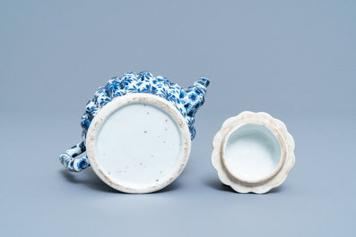 Une th&eacute;i&egrave;re couverte en porcelaine de Chine en bleu et blanc en forme de bambou, Kangxi