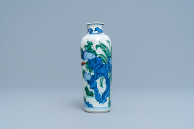 Un vase de forme rouleau en porcelaine de Chine wucai, &eacute;poque Transition