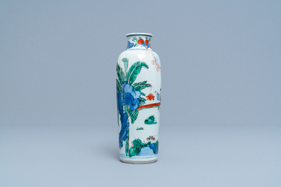 Un vase de forme rouleau en porcelaine de Chine wucai, &eacute;poque Transition