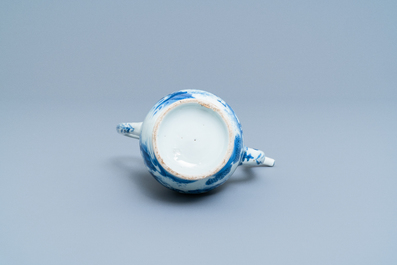 Une verseuse en porcelaine de Chine en bleu et blanc, &eacute;poque Transition