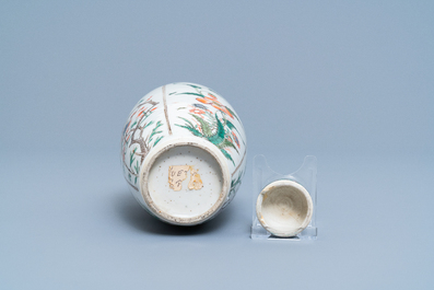 Een Chinese famille verte dekselpot en een bord met een feniks, Kangxi