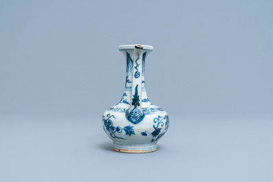 Een Chinese blauw-witte kan met druiventrossen, Ming