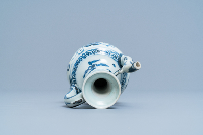 Une verseuse en porcelaine de Chine en bleu et blanc, Ming