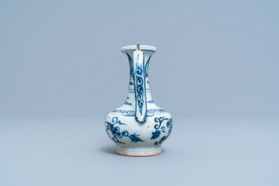 Une verseuse en porcelaine de Chine en bleu et blanc, Ming