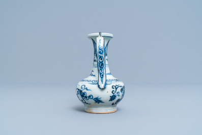 Een Chinese blauw-witte kan met druiventrossen, Ming