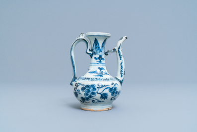 Een Chinese blauw-witte kan met druiventrossen, Ming