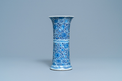 Un vase en porcelaine de Chine en bleu et blanc, Kangxi