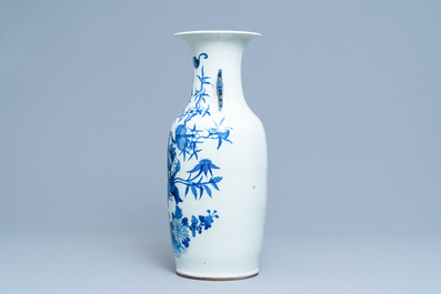 Un vase en porcelaine de Chine en bleu et blanc, 19&egrave;me