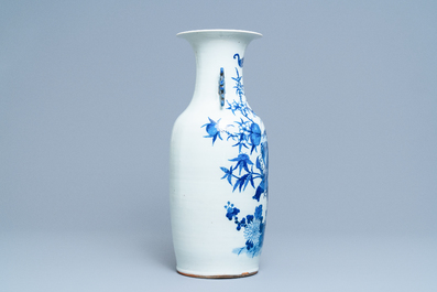 Un vase en porcelaine de Chine en bleu et blanc, 19&egrave;me