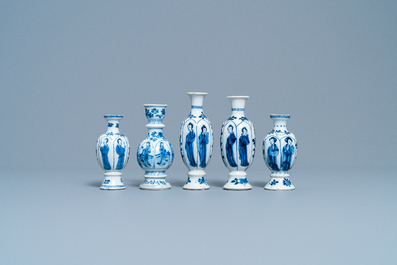 Vier Chinese blauw-witte miniatuur vazen en een huqqa basis, Kangxi