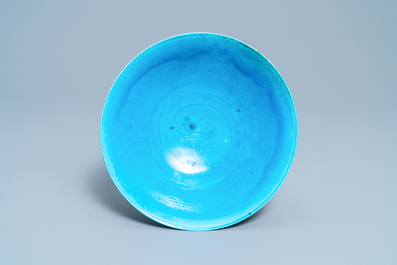 Un bol en porcelaine de Chine turquoise monochrome &agrave; d&eacute;cor incis&eacute;, Kangxi