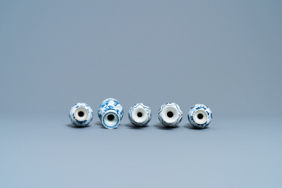 Vier Chinese blauw-witte miniatuur vazen en een huqqa basis, Kangxi