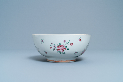 Un bol en porcelaine de Chine famille rose &agrave; d&eacute;cor de navires anglais, Qianlong