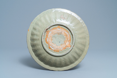 Een Chinese Longquan celadon schotel, Ming