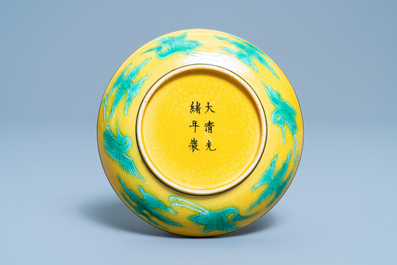 Une coupe en porcelaine de Chine &agrave; d&eacute;cor de dragons sur fond jaune, marque et &eacute;poque de Guangxu