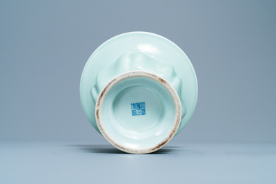 Een Chinese monochrome celadon zhadou, Yongzheng merk, Republiek