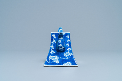 Une th&eacute;i&egrave;re en porcelaine de Chine en bleu et blanc d'apr&egrave;s un mod&egrave;le en gr&egrave;s de Yixing, 19&egrave;me