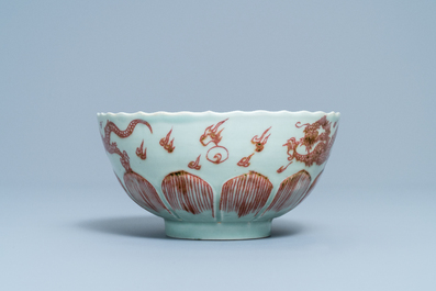 Een Chinese kom met koperrood drakendecor op celadon fondkleur, Kangxi