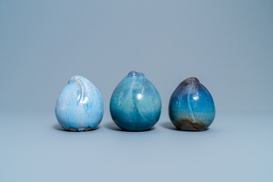 Drie Chinese Shiwan aardewerken modellen van perziken met flamb&eacute; glazuur, 20e eeuw