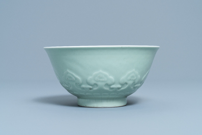 Un bol en porcelaine de Chine c&eacute;ladon monochrome &agrave; d&eacute;cor incis&eacute;, marque de Qianlong, 19&egrave;me