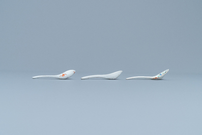 Sept cuill&egrave;res en porcelaine de Chine famille rose pour le march&eacute; Straits ou Peranakan, 19&egrave;me