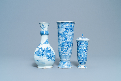 Twee Chinese blauw-witte bekers en een flesvormige vaas, Kangxi/Qianlong