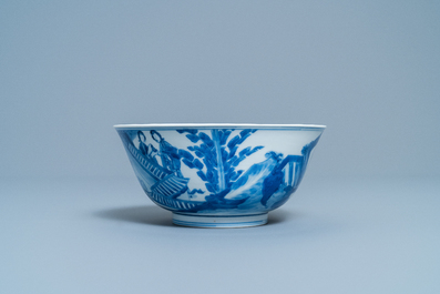 Een Chinese blauw-witte kom met decor van figuren in een landschap, Kangxi merk en periode