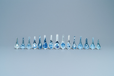 Vijftien Chinese blauw-witte lepels, 19/20e eeuw