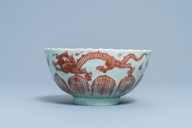 Een Chinese kom met koperrood drakendecor op celadon fondkleur, Kangxi