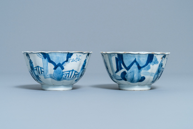 Een paar Chinese blauw-witte geribde kommen met Lange Lijzen, Chenghua merk, Kangxi