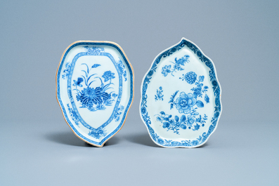 Two Chinese blue and white sauce boats on stands, Qianlong
