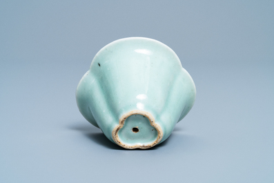 Een Chinees blauw-wit en celadon-geglazuurd 'Lu Hong Jian' of 'Hansje in de kelder' fopkopje, Qianlong
