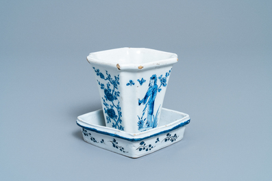 Un pot &agrave; fleurs sur son support en fa&iuml;ence de Delft en bleu et blanc, 18&egrave;me
