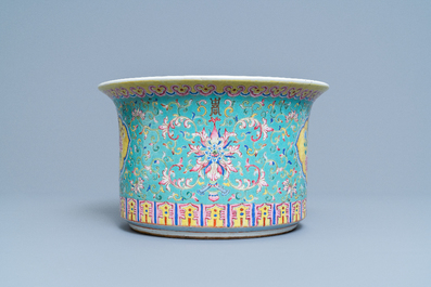 Une jardini&egrave;re en porcelaine de Chine famille rose &agrave; fond turquoise, 19&egrave;me