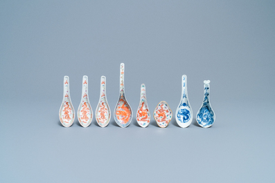 Zeven Chinese famille rose en blauw-witte lepels en een schoteltje met draken, 19/20e eeuw