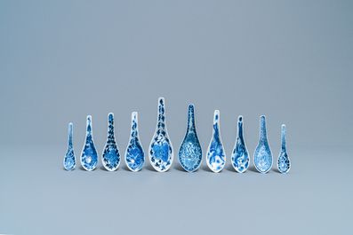 Dix cuill&egrave;res en porcelaine de Chine en bleu et blanc pour le march&eacute; Straits ou Peranakan, 19/20&egrave;me