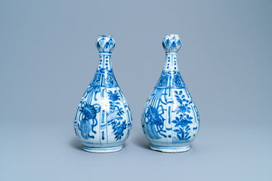 Une paire de vases de forme bouteille en porcelaine de Chine en bleu et blanc, Wanli